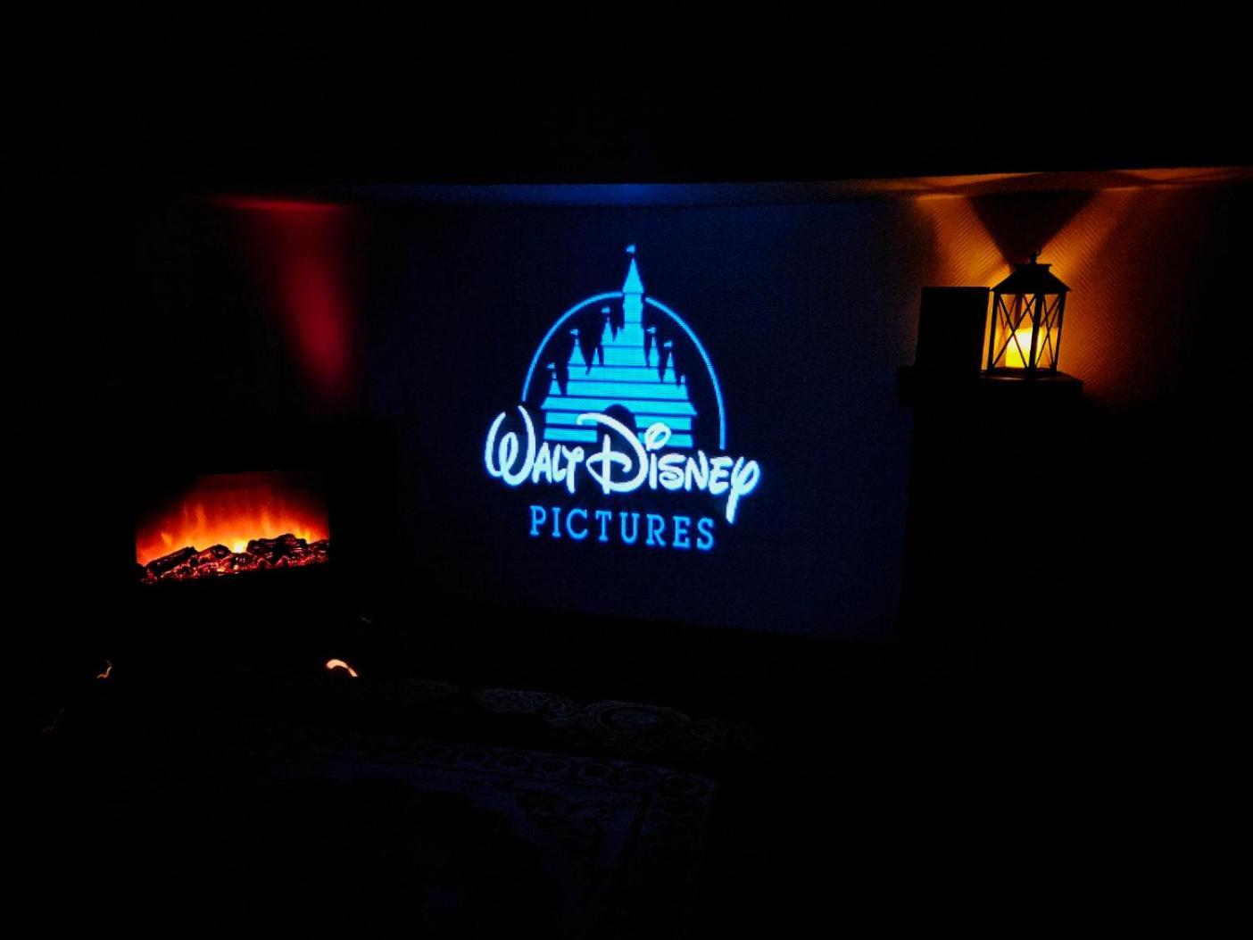 "Studio Cinema" Оксер Екстериор снимка